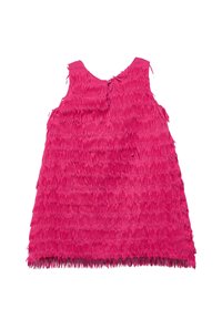Abito senza maniche fucsia realizzato in tessuto strato su strato, dotato di frange testurizzate e orlo dritto. Chiusura posteriore con un piccolo dettaglio a fiocco.