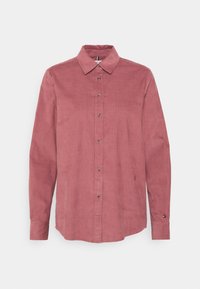 Rode ribfluwelen shirt met lange mouwen, knoopsluiting aan de voorkant, puntkraag en subtiele textuur. Bevat metalen knopen en een logoaccent.