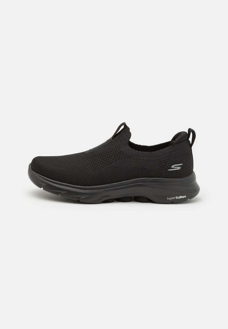 Zapatillas slip-on negras con parte superior de malla transpirable, diseño texturizado y suela acolchada que presenta una puntera redondeada y un logotipo sutil.
