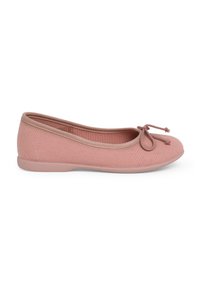 Ballerines en tissu rose avec un bout rond, semelle en caoutchouc fine et un accent en nœud en tissu assorti à l'avant. Texture lisse et design minimaliste.