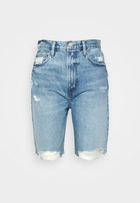 Pantalones cortos de mezclilla de un azul claro con un dobladillo deshilachado y detalles desgastados, con diseño de cinco bolsillos y cierre de botón metálico.