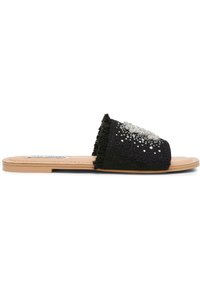 Sandal in tessuto nero con suola piatta marrone chiaro, dettagli con frange sui lati e un'abBellimento decorativo in gemma sulla parte superiore.