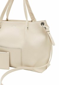 Borsa a tracolla in pelle beige con finitura testurizzata, doppi manici, chiusura con zip e tasca esterna. Presenta dettagli metallici.