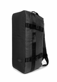 Czarny plecak o prostokątnym kształcie, z trwałej tkaniny, z dwoma regulowanymi paskami i akcentami klamry dla bezpiecznego zamknięcia.