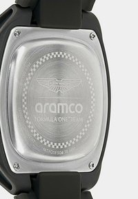 Vīriešu pulkstenis ar nerūsējošā tērauda aizmuguri, melnu gumijas siksniņu, izceltiem logotipiem un rūtainu rakstu detaļām. Modelis: aramco Formula One Team.