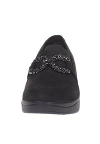 Scarpa slip-on in suede nero con punta rotonda, caratterizzata da un'accensione decorativa in perline nere a forma di simbolo dell'infinito nella parte anteriore.