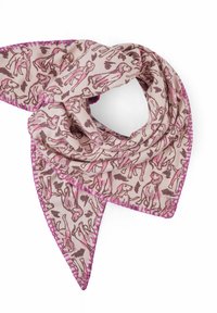Foulard en soie beige avec un motif de chien ludique en rose et marron. Les bords sont ornés d'une couture contrastante rose. Sa forme triangulaire crée un effet drapé.