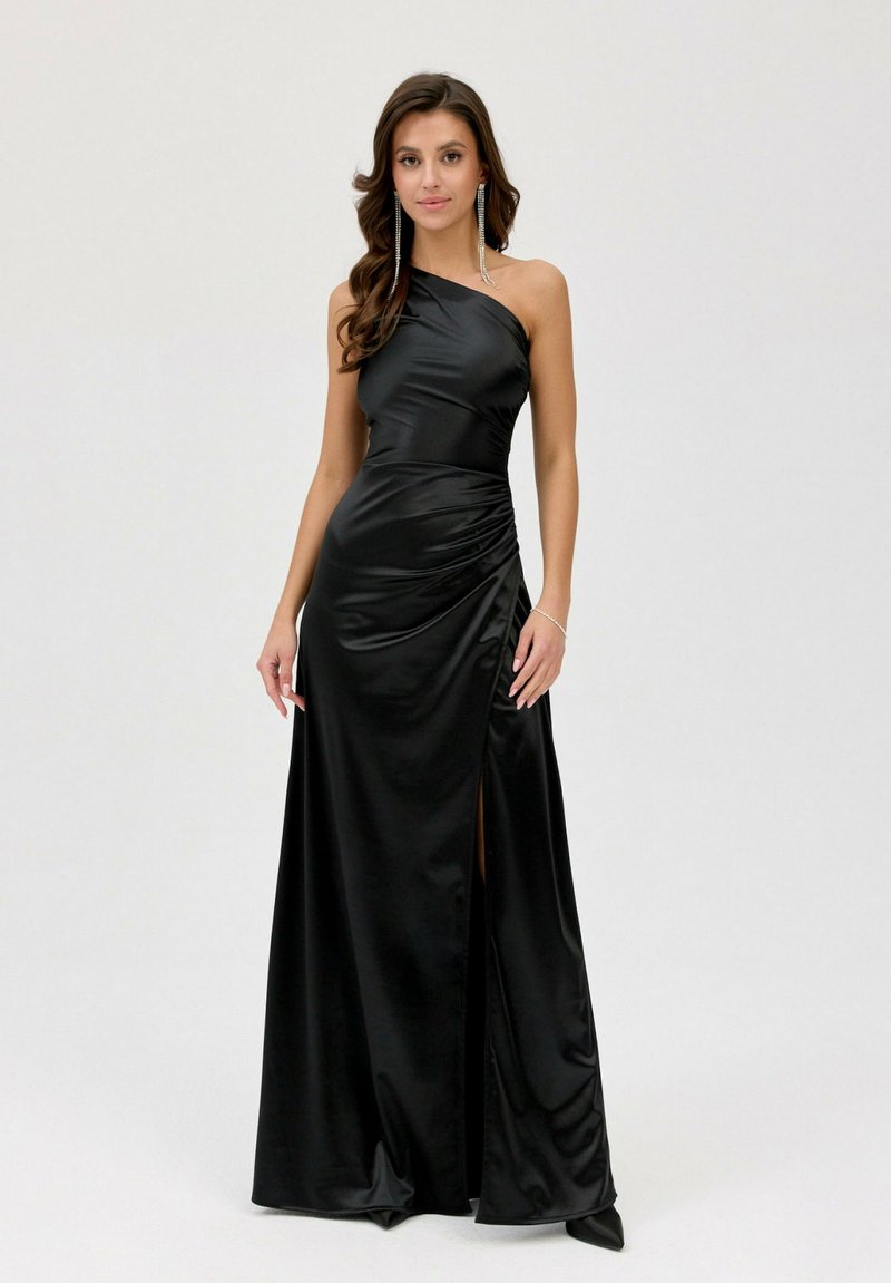 Černé saténové večerní šaty s jedním ramenem, shromážděnými detaily a rozparkem až na stehna. Dlouhá, splývavá silueta s lesklou texturou.