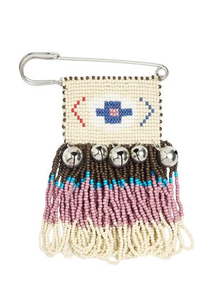 Prostokątny szpilka bezpieczeństwa z koralikami w geometryczny wzór, frędzle w kolorach różowym, brązowym, niebieskim i białym oraz pięć małych przymocowanych srebrnych dzwoneczków.