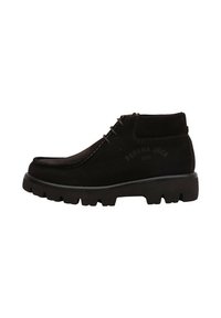 Botas negras de ante hasta el tobillo con una suela de goma resistente, que cuentan con una puntera de estilo mocasín y un sutil logo en el lateral. Diseño de cierre con cordones.