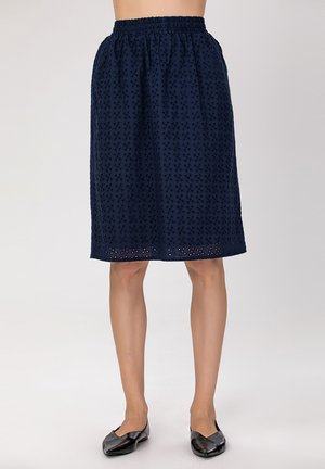 Jupe bleu marine arrivant au genou avec une taille élastique, dotée d'un motif texturé et de détails en œillets à l'ourlet.