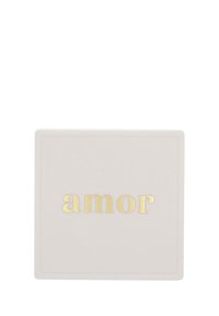 Caja cuadrada de color gris claro mate con la palabra "amor" grabada en letras doradas en la parte frontal, que presenta un diseño simple y elegante.