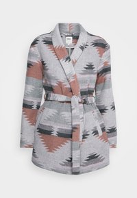 Cárdigan envolvente gris con un patrón geométrico en tonos de negro, rosa y naranja. Presenta un cuello de chal y un cinturón ajustado en la cintura.
