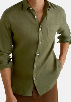 Olijfgroene linnen shirt met een button-down kraag, lange mouwen opgerold bij de manchetten, een enkele borstzak en witte knopen.
