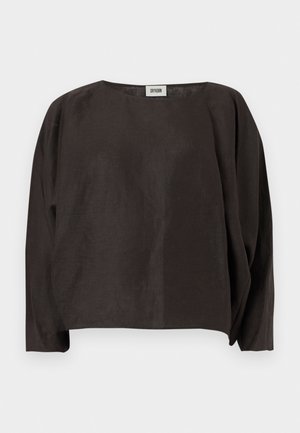 Bluză neagră cu mâneci lungi, croială lejeră, decolteu rotund și textură subtilă, etichetată Drykorn la guler, prezentată pe un fundal alb.