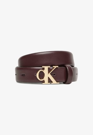 Cintura di pelle marrone scuro arrotolata con fibbia dorata con logo "cK" e diversi fori di regolazione su sfondo bianco.