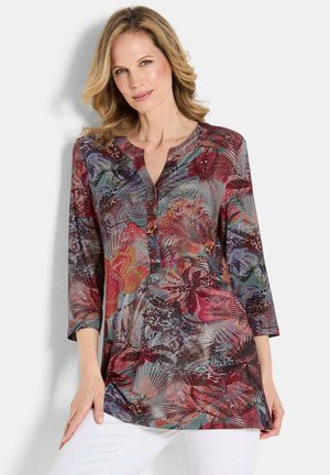 Bloemmotief tuniek met een V-hals, driekwart mouwen en knoopaccenten. Kleuren zijn rood, groen en grijs, gemaakt van lichtgewicht stof.