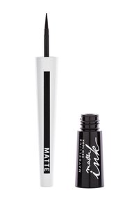 Eyeliner liquido nero con applicatore a punta fine, contenuto in un tubo bianco con una striscia nera verticale e una piccola bottiglia nera di accentazione.