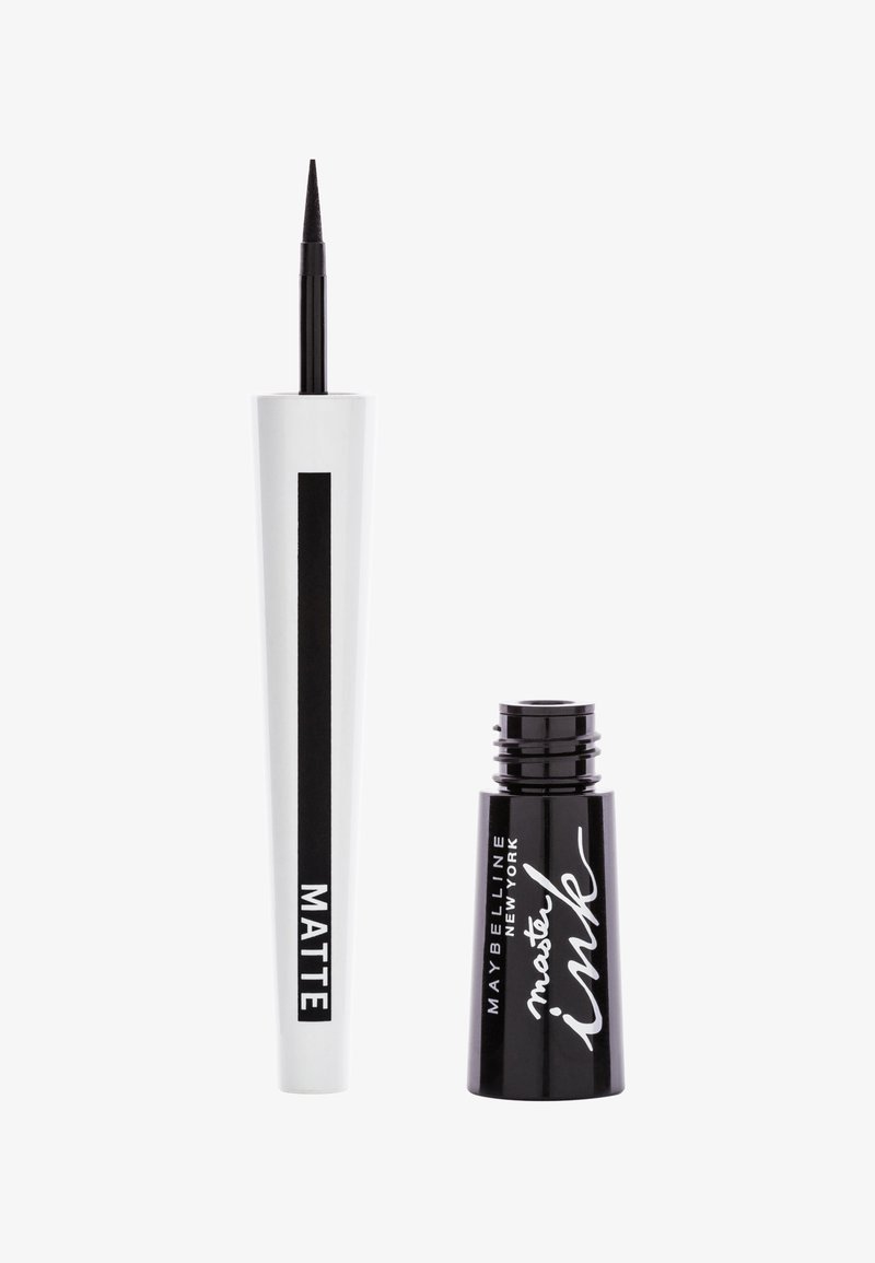 Eyeliner liquido nero con applicatore a punta fine, contenuto in un tubo bianco con una striscia nera verticale e una piccola bottiglia nera di accentazione.