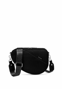 Černá látková crossbody taška s zakřiveným tvarem, zipovým uzavíráním, texturovaným nastavitelným popruhem a diskrétním logem.