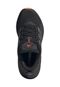 Μαύρο αθλητικό παπούτσι με υφασμάτινο πλεκτό πάνω μέρος, γκρι λεπτομέρειες, μαύρα κορδόνια και κόκκινες λεπτομέρειες στη γλώσσα και τη φτέρνα. Ελαφρύς σχεδιασμός.