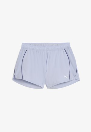 Shorts sportivi azzurri chiari con una vita elastica, fessure laterali e bordature di un blu scuro a contrasto. Presentano un logo Puma bianco sul davanti.