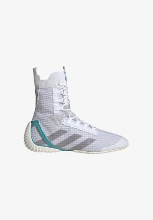 Zapatilla deportiva alta en malla blanca con patrón de cuadrícula texturizada, con detalles en turquesa y suela de goma. Cierres de cordones y diseño de soporte.