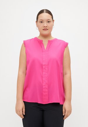 Blouse sans manches rose avec un col en V, dentelle sur les épaules et une fermeture à boutons sur le devant. Tissu lisse, coupe décontractée.