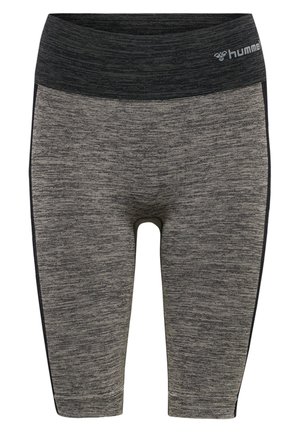 Grijze leggings van een textuurgebreide stof, tot halverwege de kuit lengte, en een brede zwarte tailleband met het merklogo aan de voorkant.