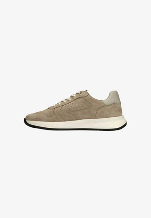 Beige suède sneaker met witte veters, lichtgrijze hielstrook, witte dikke zool en zwarte buitenzool, vanaf de zijkant afgebeeld op een witte achtergrond.