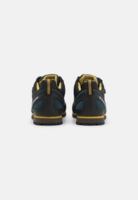Chaussures de randonnée noires et turquoise avec des accents jaunes, dotées d'une tige en mesh, d'une semelle en caoutchouc, d'un col rembourré et d'un talon renforcé pour un meilleur soutien.