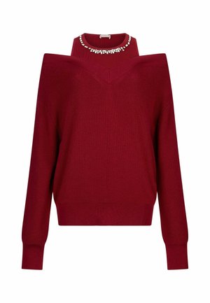 Pull en tricot rouge à épaule dénudée avec des manches longues et un col montant côtelé orné d'une rangée de perles rectangulaires transparentes.
