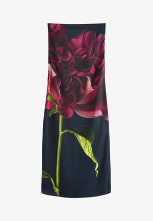 Ciemnogranatowa sukienka z dużym, szczegółowym głębokim różowym kwiatem z zielonym łodygą i liśćmi z przodu.