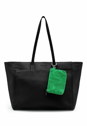 Borsa tote in pelle nera con manici lunghi e tasca frontale, con una piccola pochette verde zigrinata con zip attaccata a un manico.