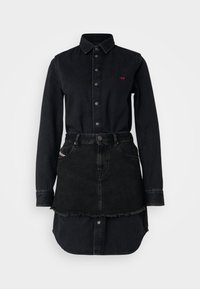 Zwarte denim shirtjurk met knoopsluiting, lange mouwen en gescheurde zoom. Heeft een rood logo op de borst en twee zakken.