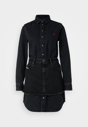 Robe chemise en denim noir avec fermeture à boutons, manches longues et ourlet effiloché. Présente un logo rouge sur la poitrine et deux poches.