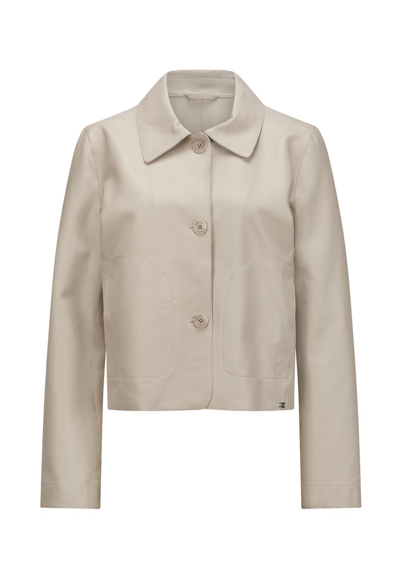 Beige, kurz geschnittene Lederjacke mit klassischem Kragen, drei Knöpfen und seitlichen Pattentaschen. Glatte Textur mit dezenten Steppnähten.