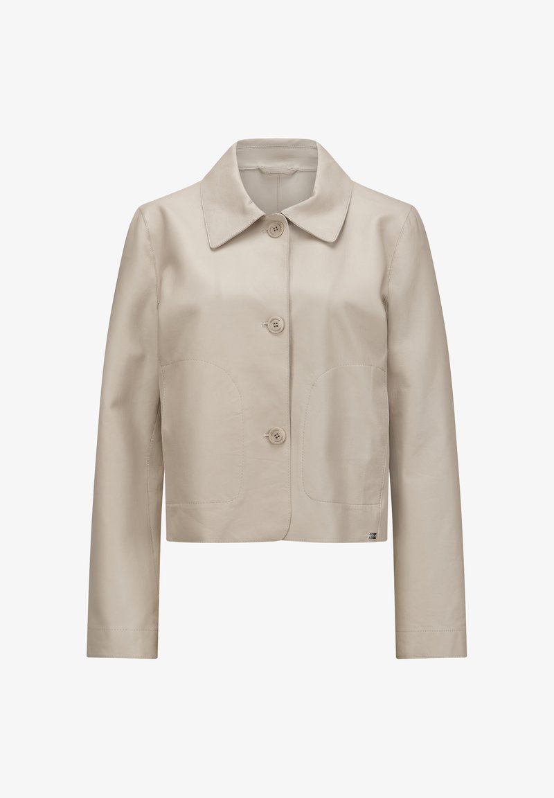 Beige, kurz geschnittene Lederjacke mit klassischem Kragen, drei Knöpfen und seitlichen Pattentaschen. Glatte Textur mit dezenten Steppnähten.