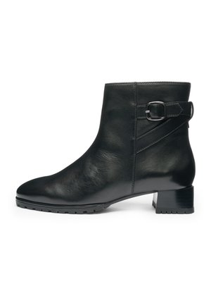 Schwarzer Leder-Stiefelette mit spitzer Zehenpartie, klobigem Absatz, seitlichem Schnallendetail, glatter Textur und verstärkter Gummisohle für Langlebigkeit.