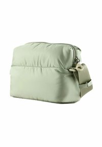 Sac bandoulière matelassé vert clair avec fermeture éclair, tissu texturé et sangle ajustable. Présente une forme rectangulaire compacte.