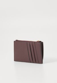 Burgundska kožna novčanica s teksturiranom površinom, koja ima više utora za kartice, zippered odjeljak i crnu naglasnu šav.