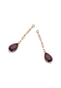 Kārtiņas auskari ar dziļi purpura asaras formas dārgakmeni, ko ieskauj caurspīdīgas pave-set akmeņi, uz rozā zelta metāla ķēdītes.