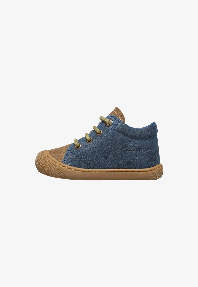 Zapatillas de ante azul y marrón para niños pequeños con cordones verdes y suela de goma, logotipo embosado en el costado cerca del talón.