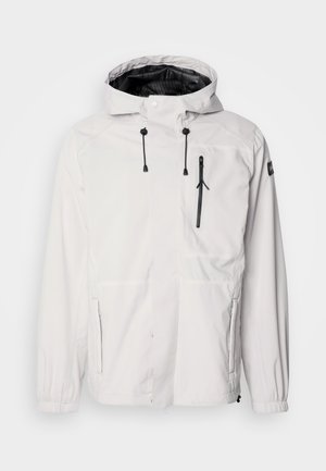 Weiße wasserdichte Jacke mit Kapuze, ausgestattet mit schwarzen Reißverschlusstaschen, verstellbaren Kordelzügen und elastischen Bündchen. Glatte Oberfläche, leichtes Design.