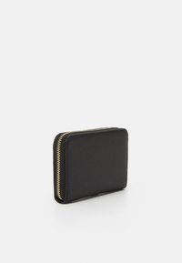 Portofel negru cu fermoar, cu un exterior texturat, formă rectangulară și detalii cu fermoar aurii. Design compact, potrivit pentru carduri și bani.