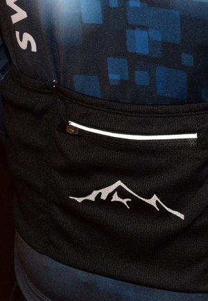 Schwarzes Sportshirt mit einer Reißverschlusstasche, versehen mit einem silbernen Berglogo und einem blauen Musterdesign im oberen Bereich.