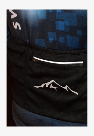 Zwart sportshirt met een ritszak, voorzien van een zilveren berglogo en een blauw patroonontwerp op de bovenkant.