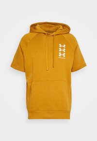 Felpa con cappuccio a maniche corte di colore giallo senape, dotata di tasca frontale, cappuccio regolabile con cordino e logo Under Armour bianco sul lato sinistro.