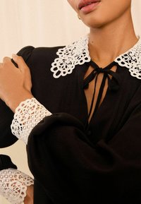Love & Roses REGULAR FIT-CONTRAST COLLAR PINTUCK LONG SLEEVE - Bluza - black