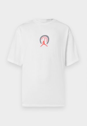 Camiseta blanca de algodón con cuello redondo, con un logo gráfico en negro y rosa que muestra una silueta saltando y el texto "BROKEN RECORDS".